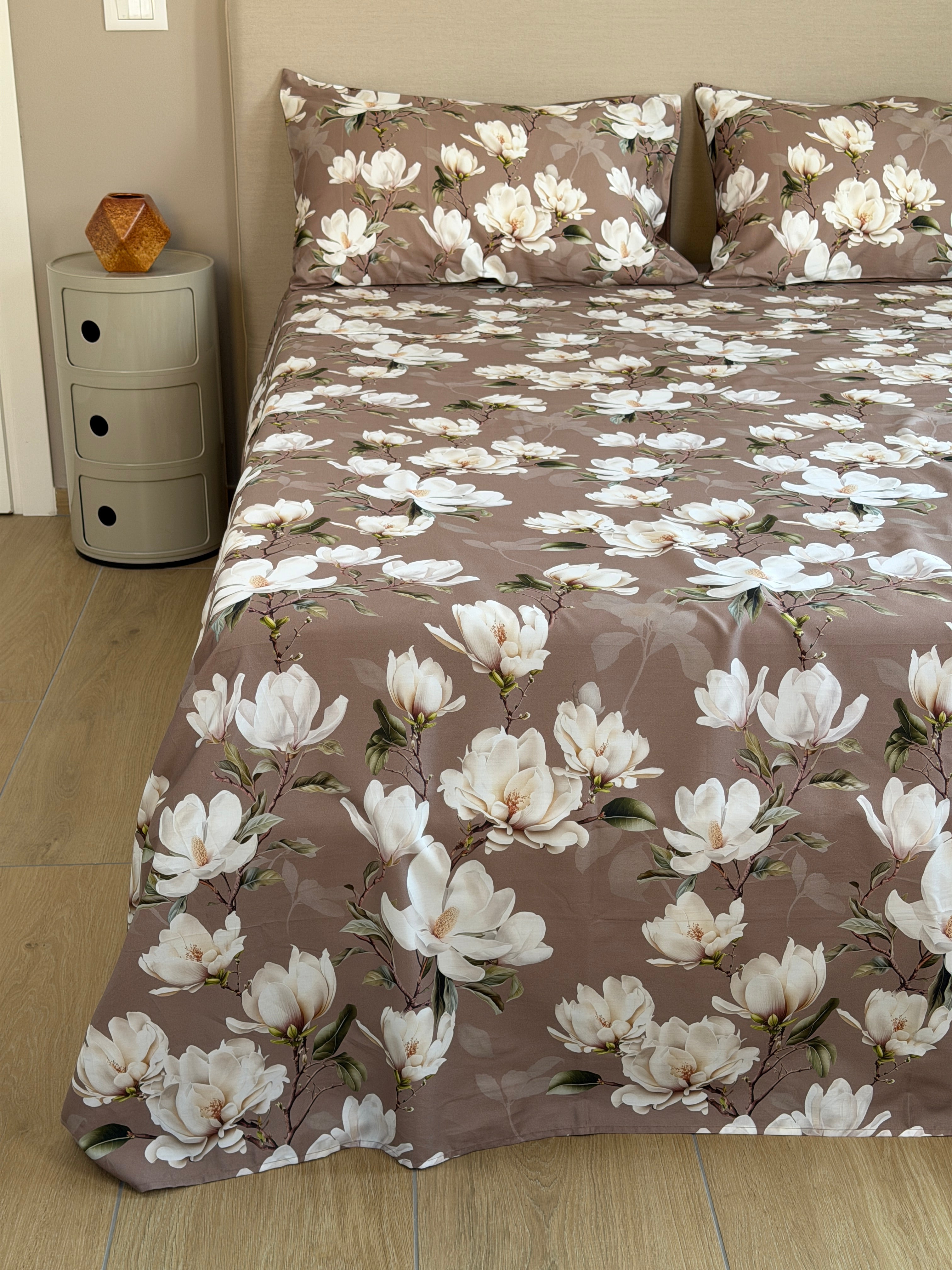 Parure Lenzuola Copriletto Raso 300TC FIORI SUL LETTO - LAVINIA 2.0 Letto Moreali Tessile Casa Matrimoniale Tortora