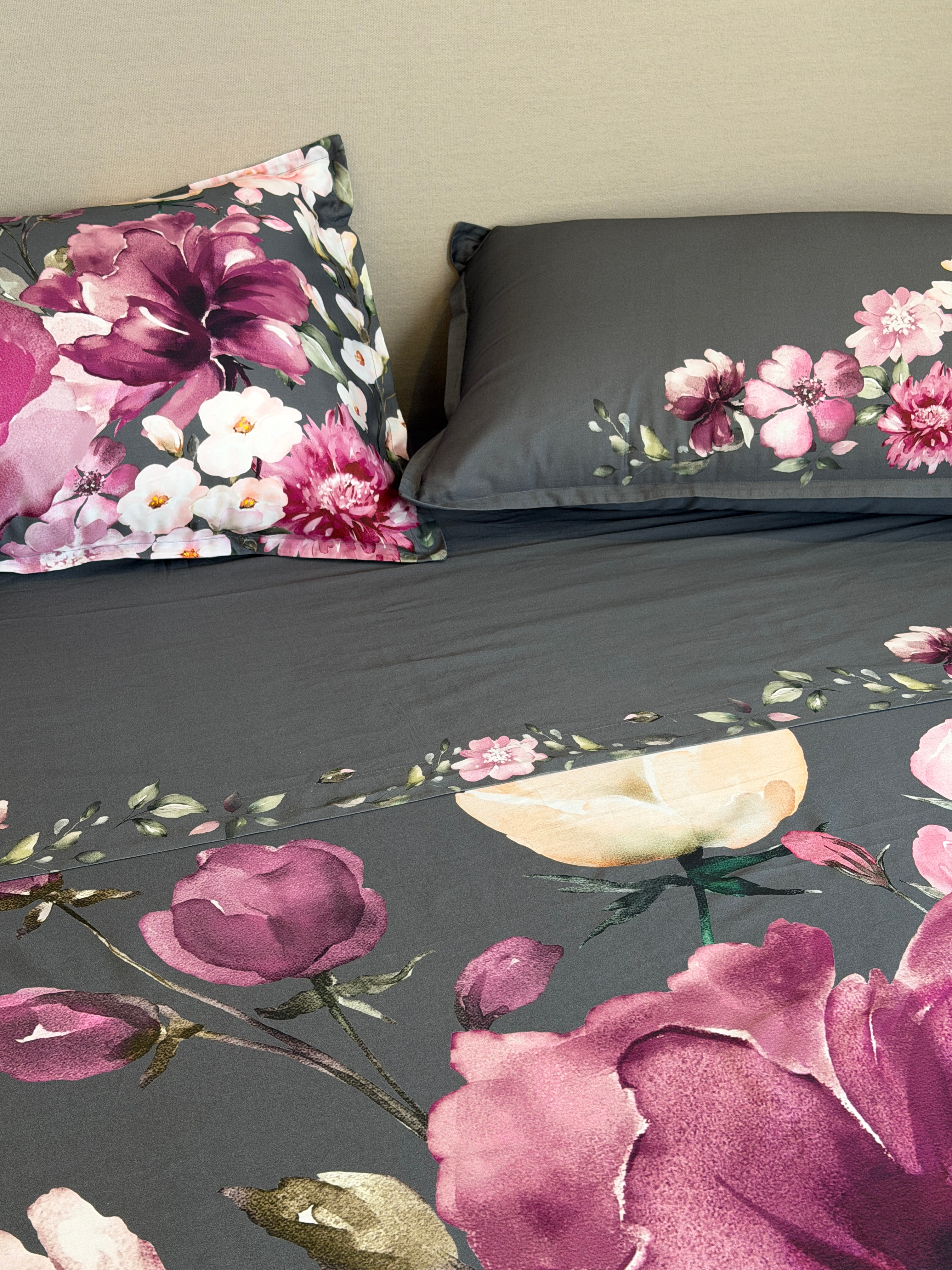 Parure Lenzuola Copriletto Raso 300TC FIORI SUL LETTO - VIOLA Letto Moreali Tessile Casa