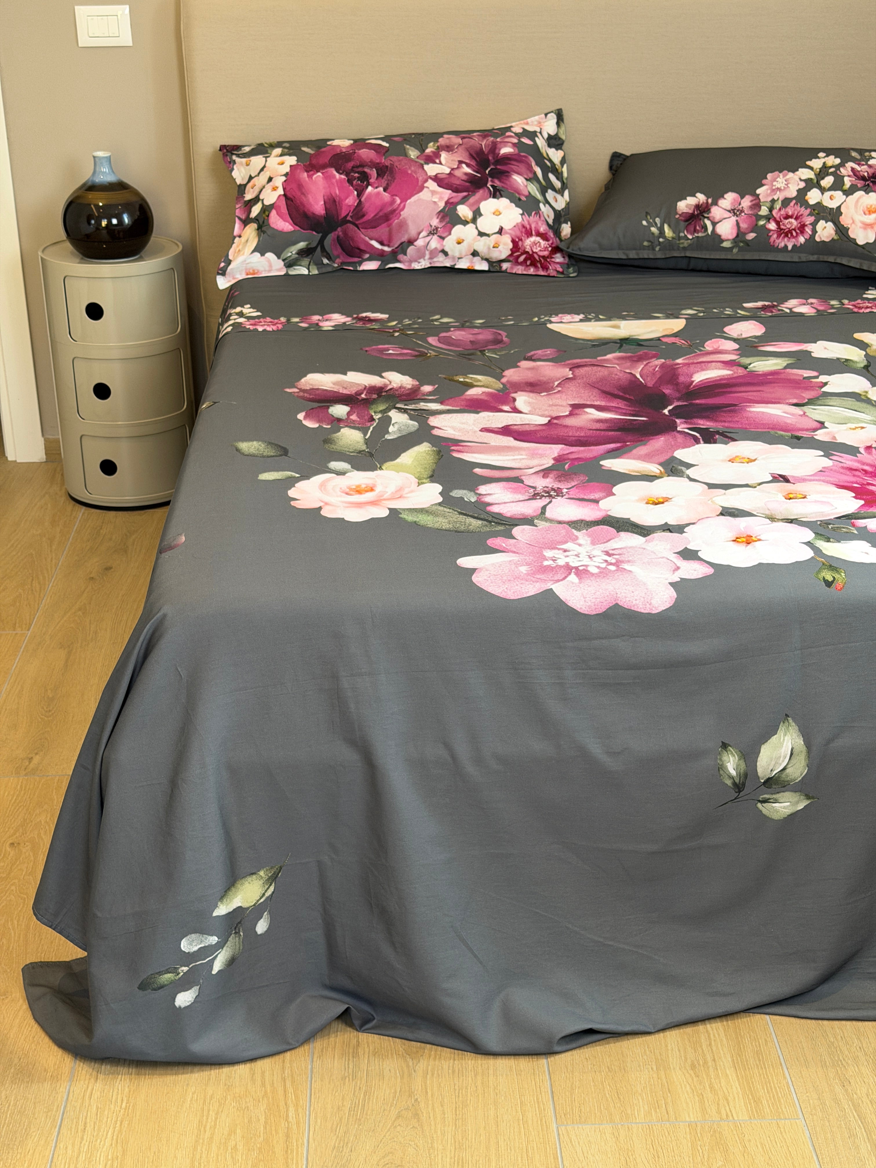 Parure Lenzuola Copriletto Raso 300TC FIORI SUL LETTO - VIOLA Letto Moreali Tessile Casa Matrimoniale Antracite