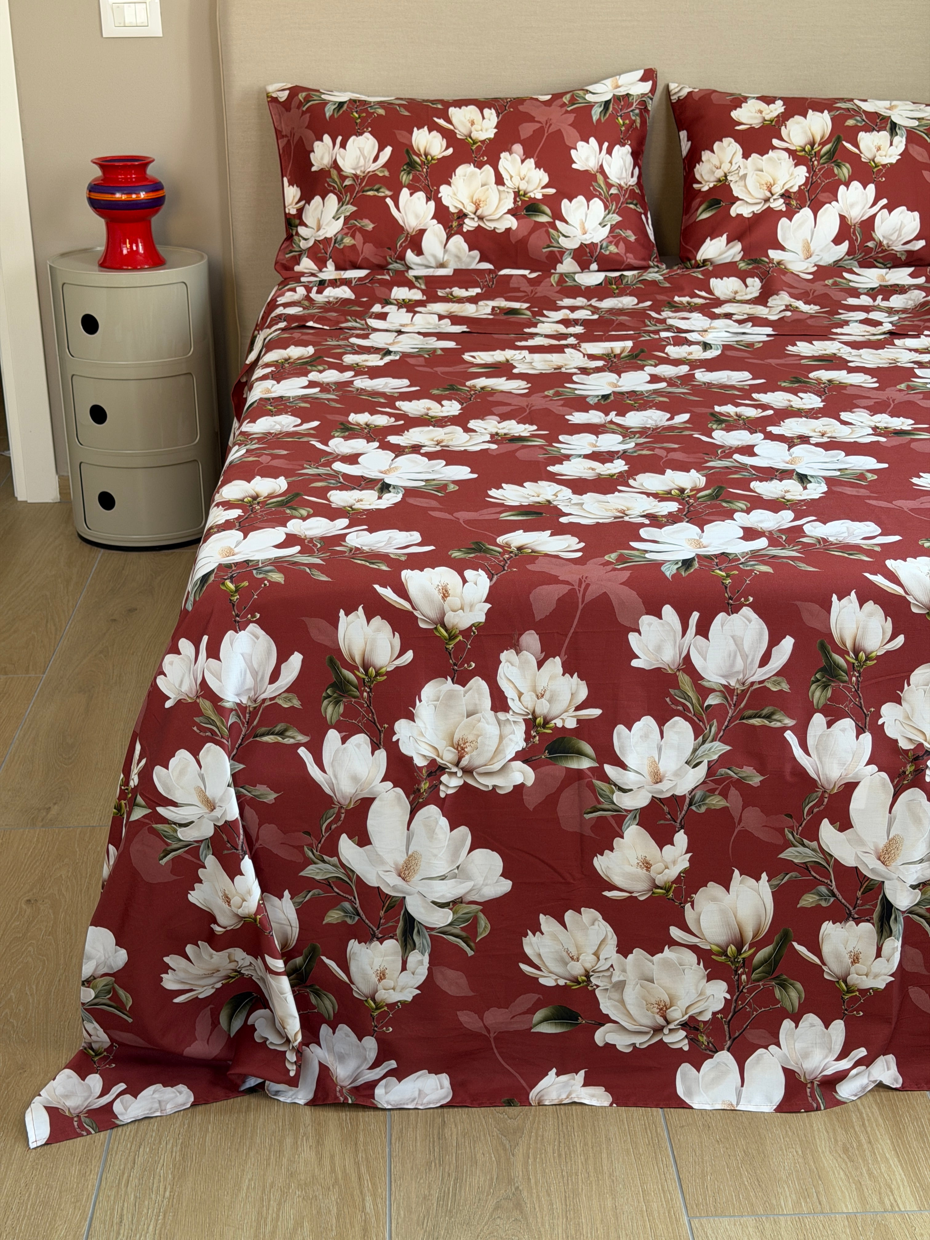 Parure Lenzuola Copriletto Raso 300TC FIORI SUL LETTO - LAVINIA 2.0 Letto Moreali Tessile Casa Matrimoniale Burgundy