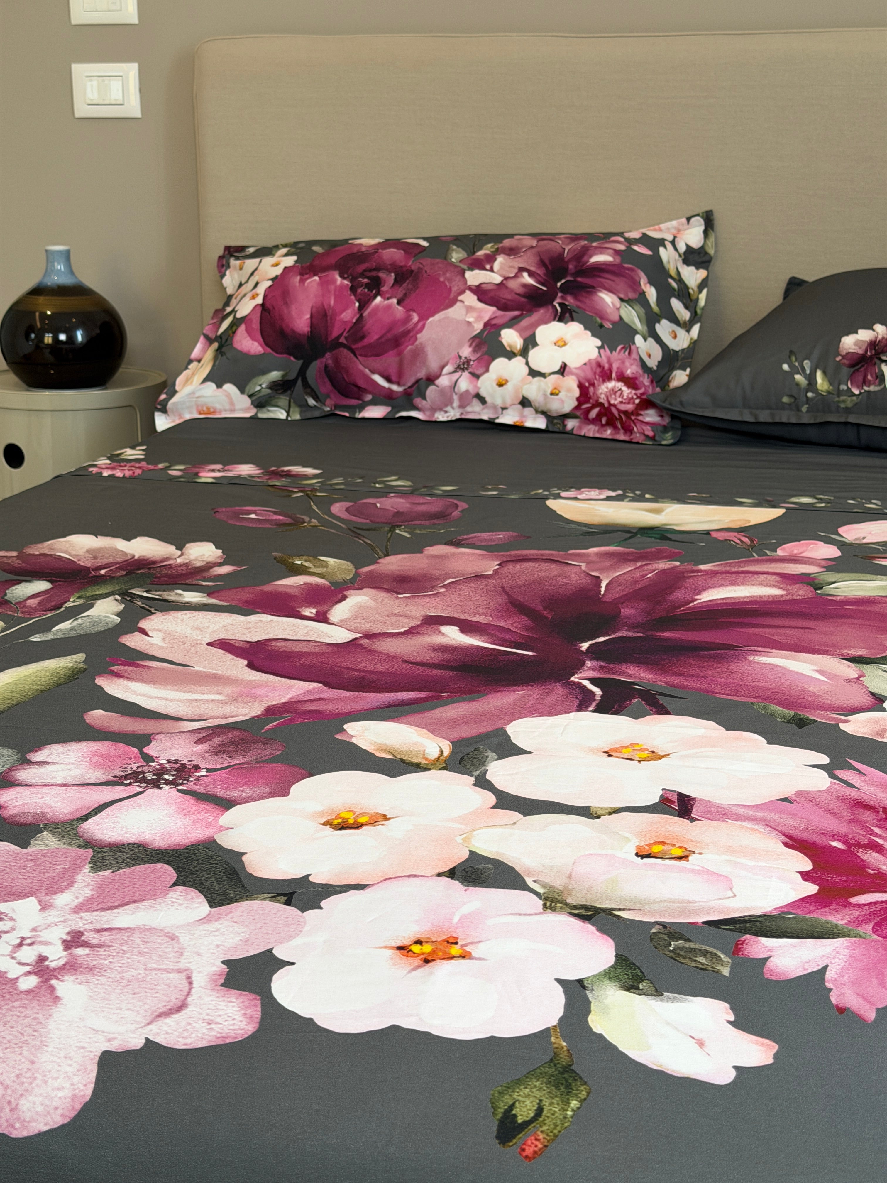 Parure Lenzuola Copriletto Raso 300TC FIORI SUL LETTO - VIOLA Letto Moreali Tessile Casa